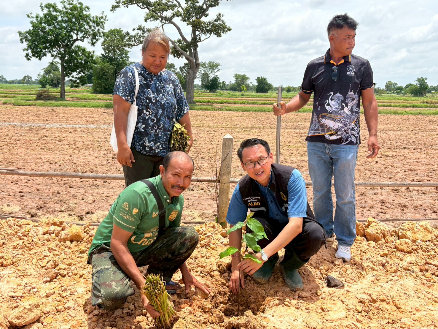 title - วันอังคารที่ 9 มิถุนายน 2569 นายประเสริฐ กาญจนเกียรติกุล ปฏิรูปที่ดินจังหวัดบุรีรัมย์ พร้อมด้วยเจ้าหน้าที่ ส.ป.ก.บุรีรัมย์ จัดกิจกรรมมอบวัสดุการเกษตรภายใต้โครงการพัฒนาเกษตรกรรมยั่งยืนในเขตปฏิรูปที่ดิน ปีงบประมาณ พ.ศ. 2569 พร้อมจัดเวทีเสวนาแนวทางการขับเคลื่อนการพัฒนาศักยภาพการผลิตข้าวปะกาอำปึลแบบบูรณาการ, กิจกรรมการปลูกแฝก, และกิจกรรมปลูกต้นไม้เนื่องในวันต้นไม้แห่งชาติประจำปีงบประมาณ 2569